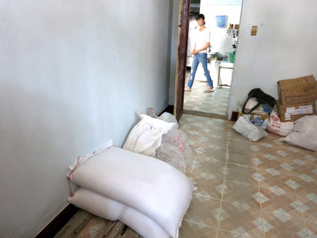 Kho gạo của quán Nụ Cười 2 chỉ còn 2 bao để nấu cơm trong ngày hôm sau