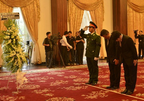 Lãnh sự quán Nhật Bản kính viếng Đại tướng (Ảnh: Nhung Thảo)