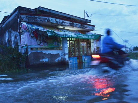 Nước dâng đến nửa nhà trên đường Lương Định Của