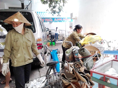 Chuỗi quán cơm 2.000 đồng hết gạo trong mùa mưa bão - 1 Quán cơm 2.000 đồng là địa chỉ đỏ của những người thu mua ve chai, bán vé số, bán hàng rong