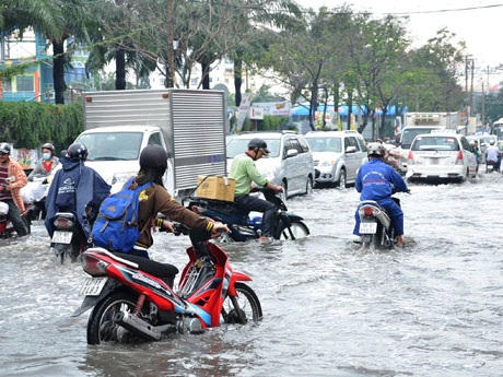 Đường Hòa Bình nước ngập sâu đến hơn nửa mét khiến nhiều xe chết máy phải dẫn bộ