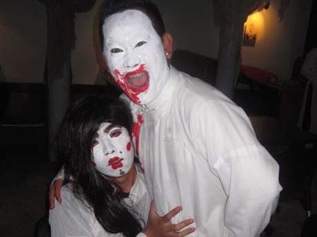 Nghề hóa trang "xác sống" Halloween vào mùa - 4 Hai vị khách rất hài lòng với tạo hình kinh dị của mình