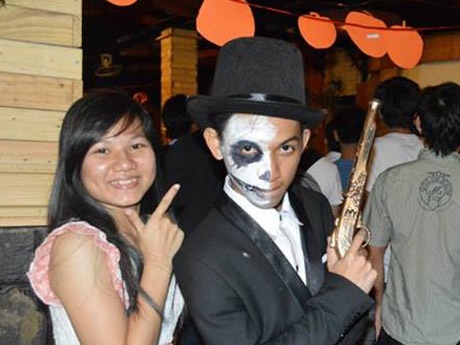 Nghề hóa trang "xác sống" Halloween vào mùa - 5 Bạn Hiệp tự hóa trang cho mình để tham gia đêm hội Halloween của sinh viên