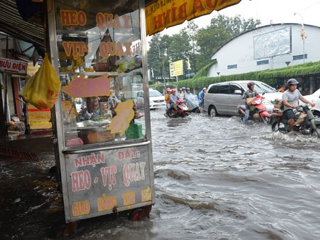 Xe thịt quay ế ẩm trên đường Hòa Bình