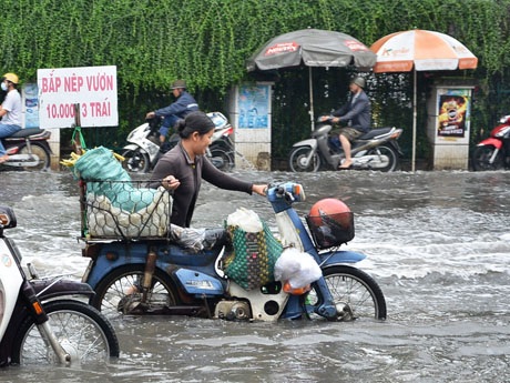 Nhọc nhằn mưu sinh ngày mưa gió
