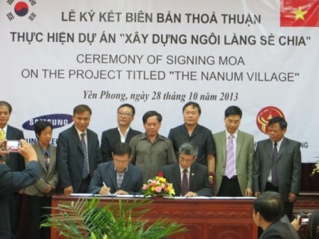 Lễ ký kết thỏa thuận thực hiện dự án “Xây dựng ngôi làng chia sẻ” ngày 28/10.