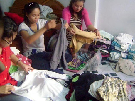 Quần áo gửi đi miền Trung do bạn đọc đem đến chất đầy văn phòng Dân trí