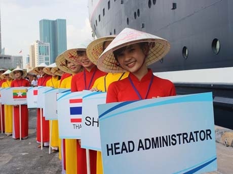 Cùng chào đón các đại biểu Tàu thanh niên Đông Nam Á (ảnh: Sỹ Sơn)