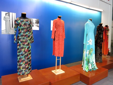 Áo dài Việt Nam qua các thời kỳ được nhà thiết kế Sĩ Hoàng phục chế