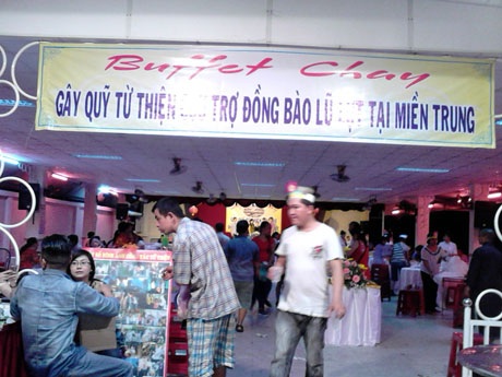 Quần áo gửi đi miền Trung do bạn đọc đem đến chất đầy văn phòng Dân trí