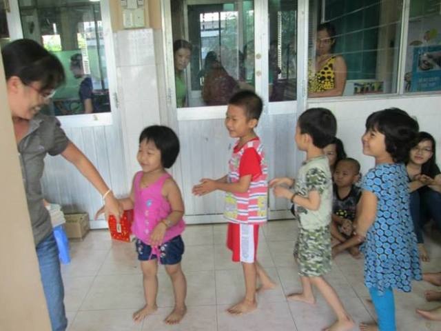 Cô giáo của lớp học nơi bệnh viện - 3 Tay phải truyền dịch đau quá nên bé viết bằng tay trái