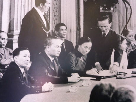 Hình ảnh áo dài qua khói lửa chiến tranh