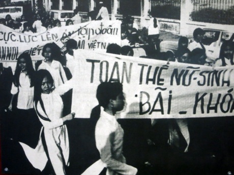 Nữ sinh trường Đức Trí bãi khóa phản đối Lon-nol tàn sát Việt Kiều sinh sống ở Campuchia năm 1970
