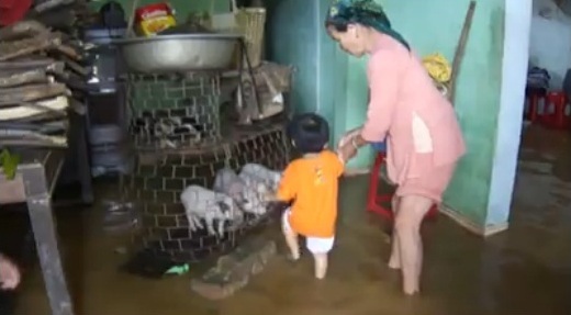 Người con miền Trung thấp thỏm nghe quê nhà đón siêu bão - 2 Một gia đình tại Quảng Nam trong mùa bão (ảnh chia sẻ của bạn có nickname Quê Nhà)