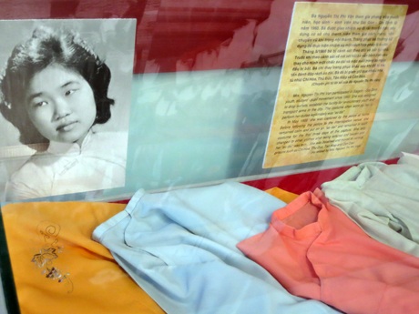 Nữ sinh trường Đức Trí bãi khóa phản đối Lon-nol tàn sát Việt Kiều sinh sống ở Campuchia năm 1970