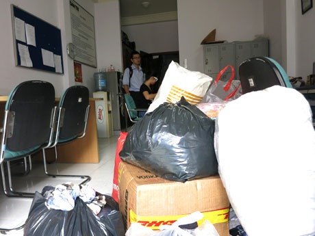 Quần áo gửi đi miền Trung do bạn đọc đem đến chất đầy văn phòng Dân trí