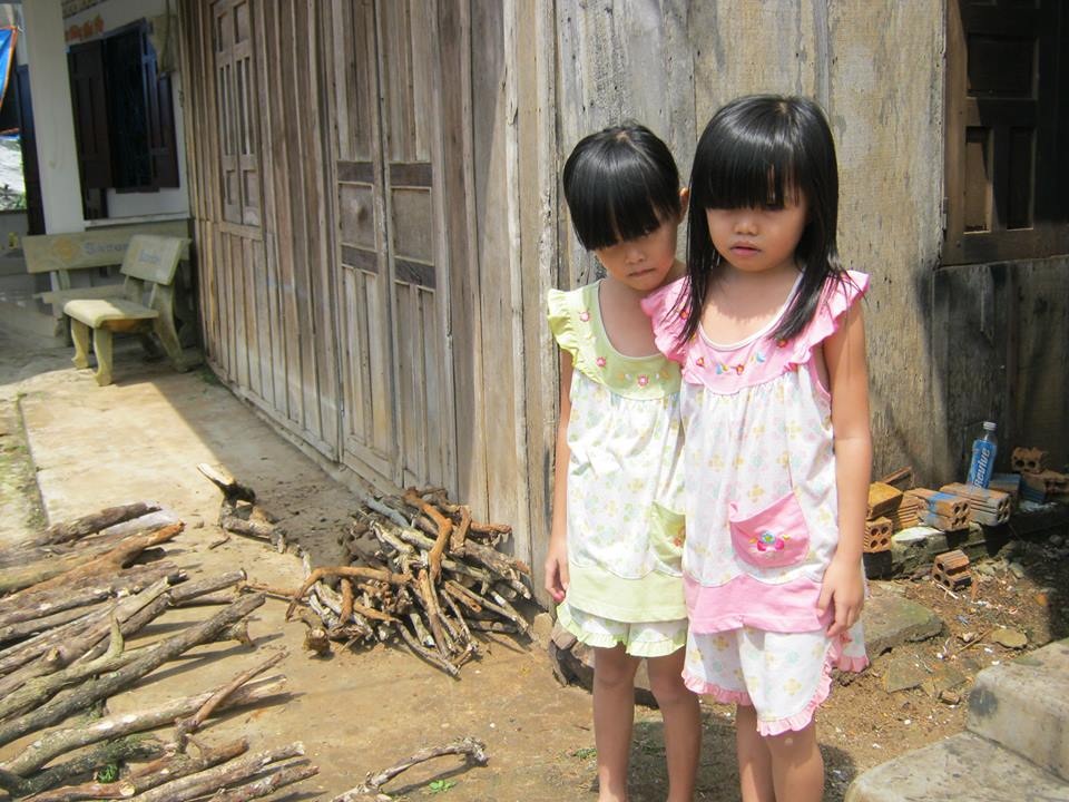 Cha mẹ đều đi làm xa nhà, hai bé gái của vợ chồng anh Ngan đành nhờ họ hàng để mắt giúp