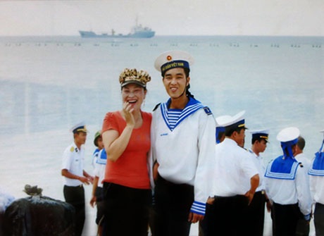 Con tôi đấy, chiến sĩ Trường Sa (ảnh: Hoàng Chí Hùng)