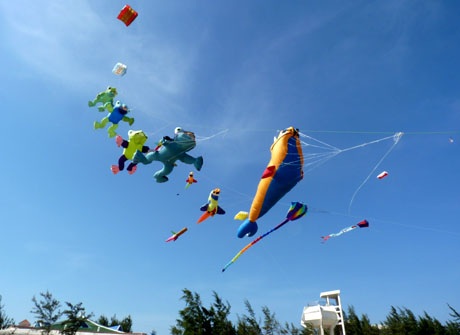 Diều bầy thả 1 dây (các con diều nối với nhau trên một trục hay theo dạng xương cá)