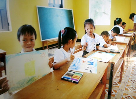 Giờ học vẽ Nhà em trên đảo Trường Sa (ảnh: Hoàng Chí Hùng)
