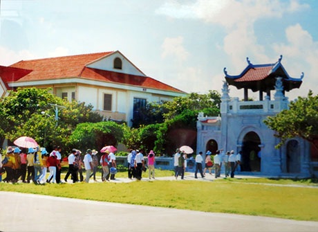 Đi lễ chùa (ảnh: Hoàng Chí Hùng)