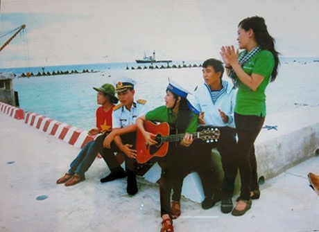 Tình em trên đảo Trường Sa (ảnh: Minh Nhật)