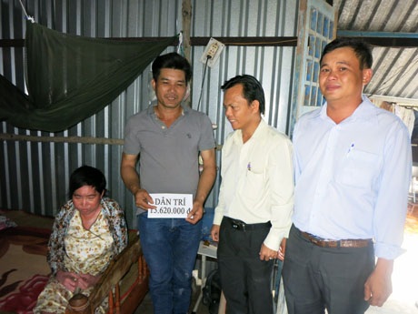 Anh Thảo, chị Xuân nhận quà nhân ái của bạn đọc Dân trí