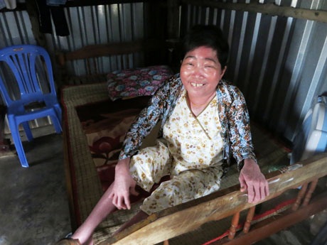 Thời tiết se lạnh giúp chị Xuân dễ chịu hơn, và chị rất vui khi có nhiều người hỏi thăm, giúp đỡ