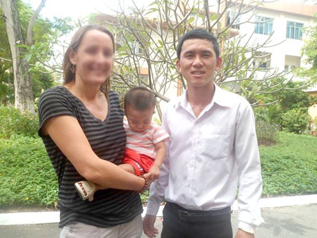 Vui buồn cùng các thiên thần nhỏ bị bỏ rơi - 3 Hai mẹ con cu Tý chụp ảnh lưu niệm cùng anh Hải trước giờ lên máy bay