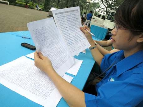 Tình cờ đi qua công viên, sư thầy ghé vào để chia sẻ giọt máu nghĩa tình