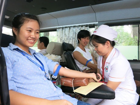 Trước khi hiến máu, mỗi người đều được bác sĩ khám sức khỏe, đo huyết áp, nhịp tim