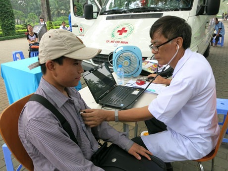 Trước khi hiến máu, mỗi người đều được bác sĩ khám sức khỏe, đo huyết áp, nhịp tim