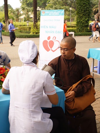 Tình cờ đi qua công viên, sư thầy ghé vào để chia sẻ giọt máu nghĩa tình
