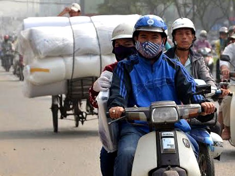 Sài Gòn lạnh nhất 10 năm qua, nhà vườn lo mai nở muộn - 1 Đến giữa trưa, người dân TPHCM vẫn mặc áo ấm ra đường (ảnh: Đình Thảo)
