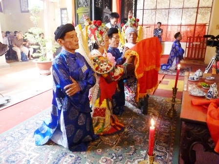 Cây nêu hạ xuống phải đem vứt đi, không giữ lại trong nhà