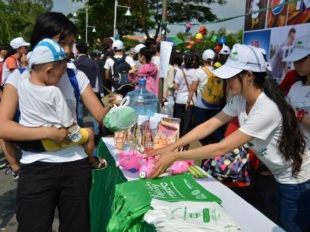 Trình diễn flashmob kêu gọi “một ngày không xả rác” - 4 Đông đảo tình nguyện viên điểm chỉ cam kết một ngày không xả rác