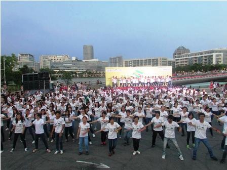 Trình diễn flashmob kêu gọi “một ngày không xả rác” - 1 Trình diễn flashmob kêu gọi “một ngày không xả rác”