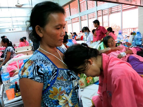 Trong cơn đau đầu bộc phát, Ngọc Trâm gục vào chị gái để tìm kiếm sự chở che