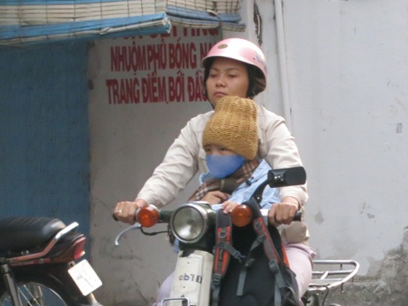 Các cháu bé được phụ huynh giữ ấm khi đến trường