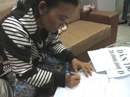 Chị Huyền Trân nhận quà nhân ái trao nóng từ báo điện tử Dân trí