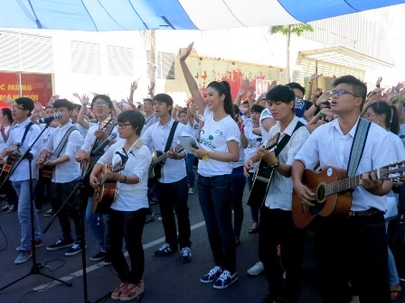 Đồng diễn guitar cùng người điếc, câm hưởng ứng Giờ Trái Đất