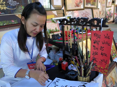 Gian hàng của chị Kim Yến - một cô giáo dạy Anh văn có phục vụ viết thư pháp ngoại ngữ