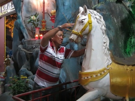 Tại chùa Việt Nam quốc tự (quận 10), các Phật tử cũng đến hành hương đông nghịt