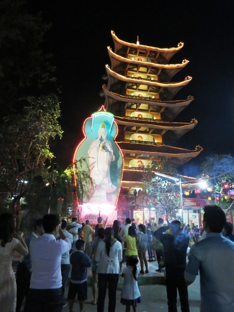 Tại chùa Việt Nam quốc tự (quận 10), các Phật tử cũng đến hành hương đông nghịt