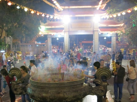 Chùa Vĩnh Nghiêm (quận 3) đón hàng ngàn Phật tử đi lễ chùa đầu năm