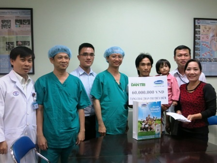 Vinamilk tặng 60 triệu đồng giúp bé bị tim bẩm sinh chỉ ăn cháo gói