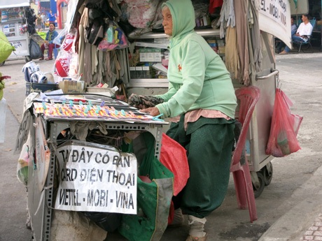 Cụ bà bán vé số mặc áo lớp trong lớp ngoài