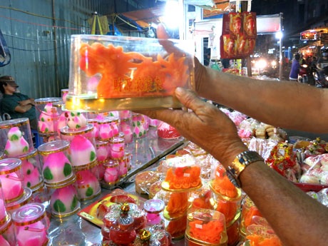 Khu phố người Hoa đỏ rực bánh “phát tài”