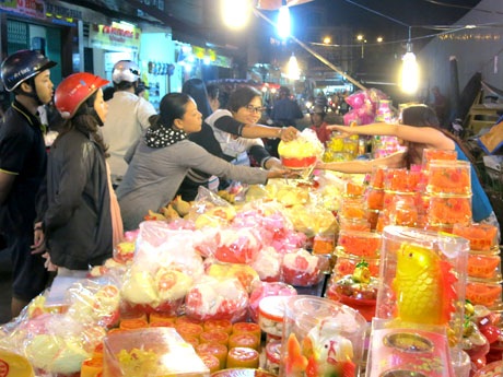 Khu phố người Hoa đỏ rực bánh “phát tài”