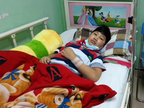 Nỗi bế tắc của gia đình có con bị suy tủy, cha động kinh